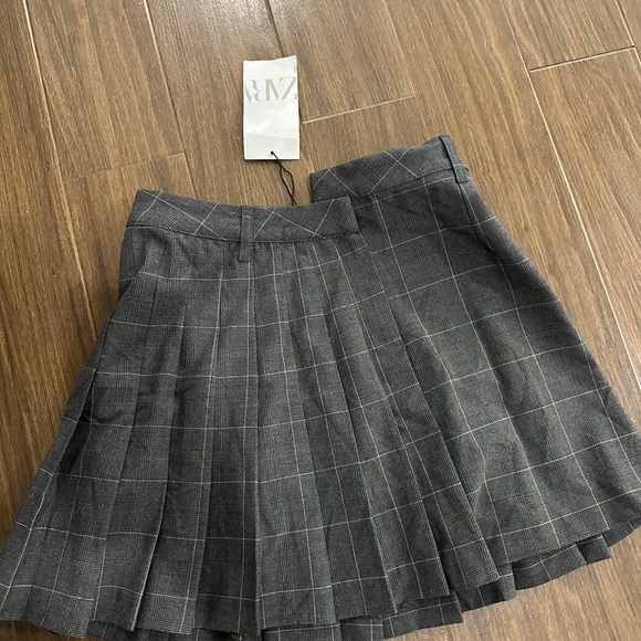 Zara symmetrical waist pleated mini skirt - Picture 3 of 5
